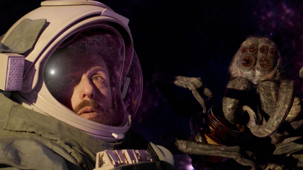 Jakub (Adam Sandler) e Hanus (Paul Dano) em O Astronauta (Divulgação / Netflix)