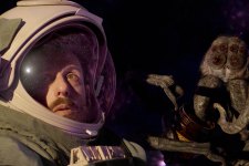 Jakub (Adam Sandler) e Hanus (Paul Dano) em O Astronauta (Divulgação / Netflix)