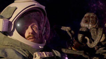 Jakub (Adam Sandler) e Hanus (Paul Dano) em O Astronauta (Divulgação / Netflix)