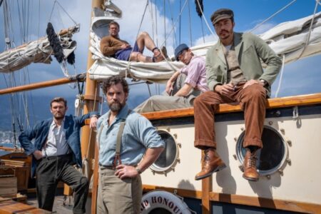Henry Cavill salvou a vida de colega em novo filme Henry Cavill, Alex Pettyfer, Alan Ritchson, Hero Fiennes Tiffin, and Henry Golding em The Ministry of Ungentlemanly Warfare (Reprodução)