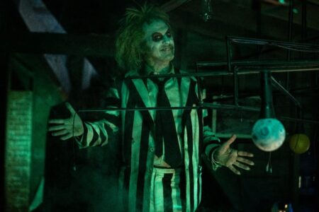 Michael Keaton em Os Fantasmas Ainda Se Divertem: Beetlejuice Beetlejuice (Reprodução / Warner Bros.)