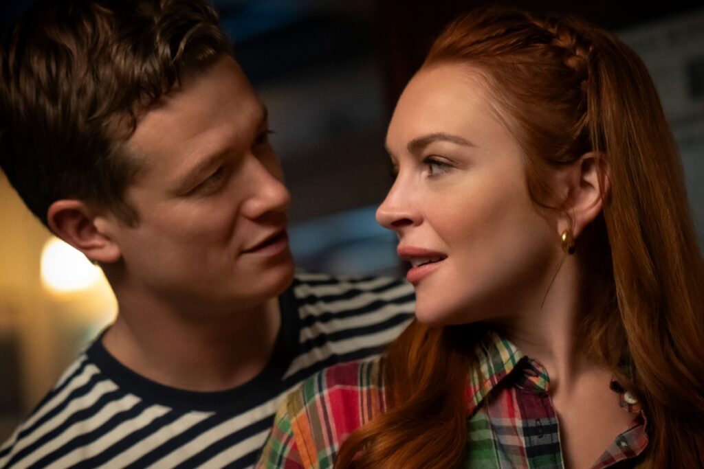 5 coisas erradas sobre a Irlanda em Pedido Irlandês Ed Speleers como James Thomas e Lindsay Lohan como Maddie Kelly em Pedido Irlandês (Divulgação / Netflix)