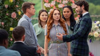 Ed Speleers, Lindsay Lohan e Alexander Vlahos em Pedido Irlandês (Divulgação / Netflix)