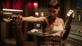 Sofia Boutella como Kora em Rebel Moon - Parte Dois: A Marcadora de Cicatrizes (Reprodução / Netflix)