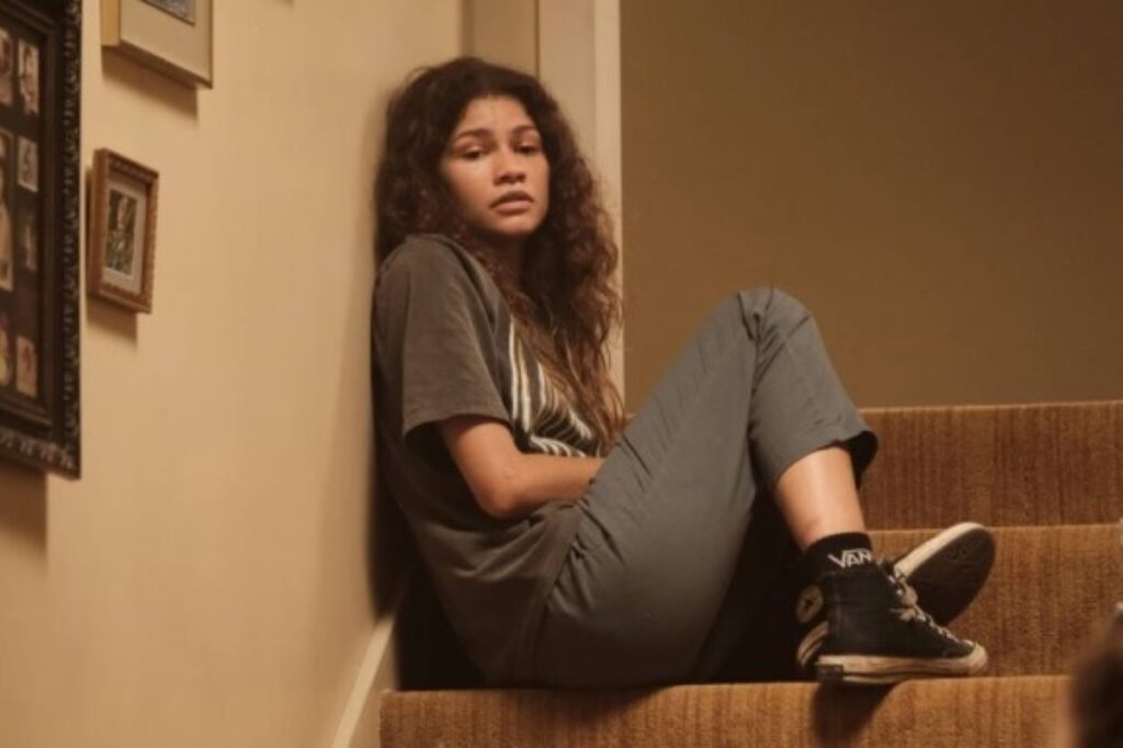 Produção de Euphoria é paralisada por tempo indeterminado Zendaya como Rue em Euphoria (Reprodução / HBO)