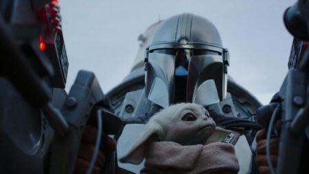 Din Djarin (Pedro Pascal) e Grogu em The Mandalorian (Reprodução / Disney+)