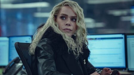 O que aconteceu com Sam McAlister após a entrevista ao príncipe Andrew? Billie Piper como Sam McAlister em A Grande Entrevista (Divulgação / Netflix)