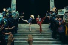 Lady Gaga e Joaquin Phoenix em cena de Coringa: Delírio a Dois (Reprodução / Warner Bros.)