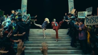 Lady Gaga e Joaquin Phoenix em cena de Coringa: Delírio a Dois (Reprodução / Warner Bros.)
