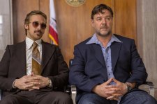 Ryan Gosling como Holland March e Russell Crowe como Jackson Healy em Dois Caras Legais (Reprodução)