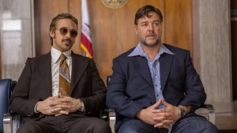 Ryan Gosling como Holland March e Russell Crowe como Jackson Healy em Dois Caras Legais (Reprodução)