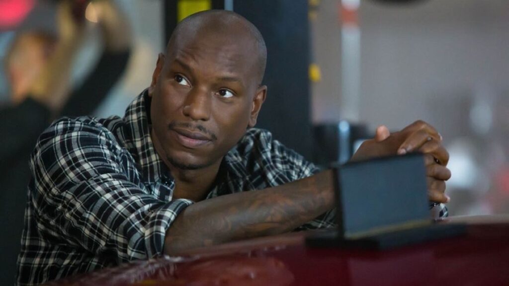Tyrese Gibson atualiza fãs sobre Velozes e Furiosos 11 e garante retorno às origens Tyrese Gibson como Roman na franquia Velozes e Furiosos (Reprodução)