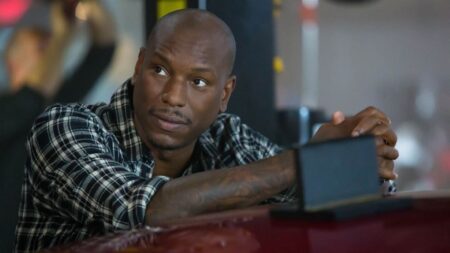 Tyrese Gibson atualiza fãs sobre Velozes e Furiosos 11 e garante retorno às origens Tyrese Gibson como Roman na franquia Velozes e Furiosos (Reprodução)