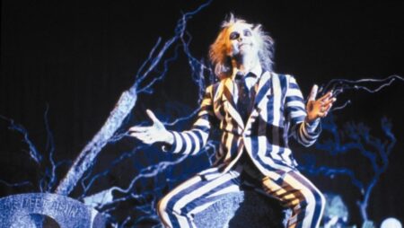 Michael Keaton como Beetlejuice em Os Fantasmas Se Divertem (Reprodução)