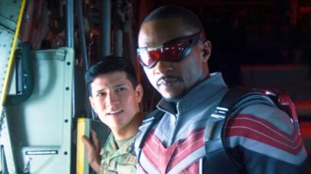 Anthony Mackie com Sam Wilson e Danny Ramirez como Joaquin Torres em Falcão e o Soldado Invernal (Reprodução / Disney+)