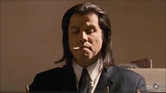 John Travolta como Vincent Vega em Pulp Fiction: Tempo de Violência (Reprodução)