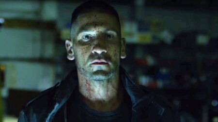 Jon Bernthal aparece em foto no set da nova série do Demolidor John Bernthal como Frank Castle em O Justiceiro (Reprodução)