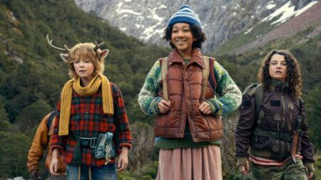 Netflix divulga trailer da temporada final de Sweet Tooth Christian Convery como Gus, Naledi Murray como Wendy, Stefania LaVie Owen como em Sweet Tooth (Divulgação / Netflix)