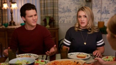 Montana Jordan como Georgie e Emily Osment como Mandy em Jovem Sheldon (Reprodução)