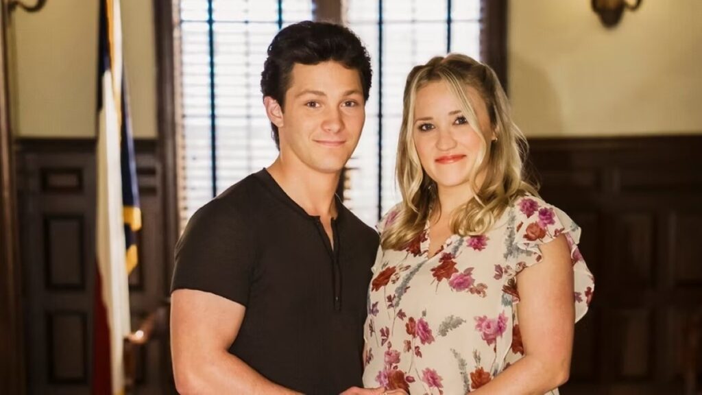 Montana Jordan como Georgie e Emily Osment como Mandy em Jovem Sheldon (Reprodução)