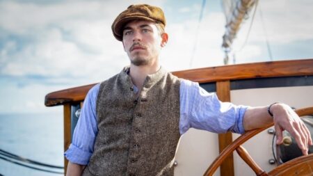 Amazon encomenda série do jovem Sherlock Holmes e ator protagonista já foi escolhido Hero Fiennes Tiffin em The Ministry of Ungentlemanly Warfare (Reprodução)