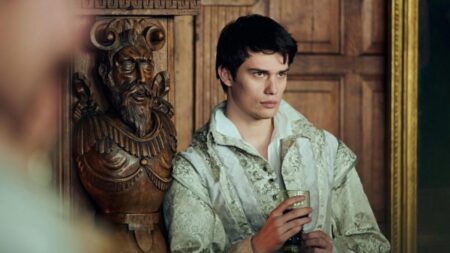 Nicholas Galitzine como George em Mary & George (Reprodução)