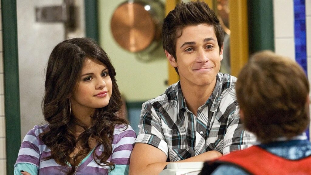 Continuação de Os Feiticeiros de Waverly Place ganha título oficial e imagens Selena Gomez e David Henrie em Os Feiticeiros de Waverly Place (Reprodução / Disney)