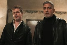 Brad Pitt e George Clooney em cena de Lobos (Reprodução / Sony Pictures)