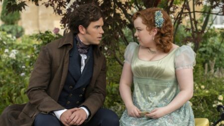 Luke Newton como Colin Bridgerton, Nicola Coughlan como Penelope Featherington em Bridgerton (Divulgação / Netflix)