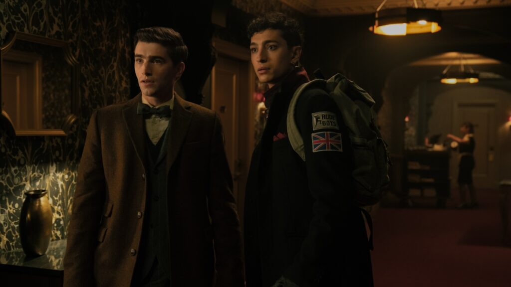 George Rexstrew como Edwin Payne e Jayden Revri como Charles Rowland em Garotos Detetives Mortos (Divulgação / Netflix)