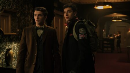 Garotos Detetives Mortos vai ter 2ª temporada? Criadores da série revelam planos George Rexstrew como Edwin Payne e Jayden Revri como Charles Rowland em Garotos Detetives Mortos (Divulgação / Netflix)