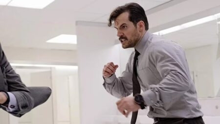 Henry Cavill explica “recarregamento de braço” em Missão: Impossível Henry Cavill em Missão: Impossível - Efeito Fallout (Reprodução)