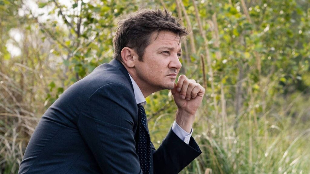 Como filmagens de O Dono de Kingstown impactaram a recuperação de Jeremy Renner Jeremy Renner como Mike McLusky em O Dono de Kingstown (Reprodução / Paramount+)