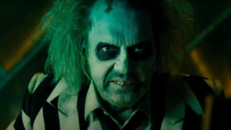 Michael Keaton como Beetlejuice em Os Fantasmas Ainda Se Divertem: Beetlejuice Beetlejuice (Reprodução / Warner Bros.)