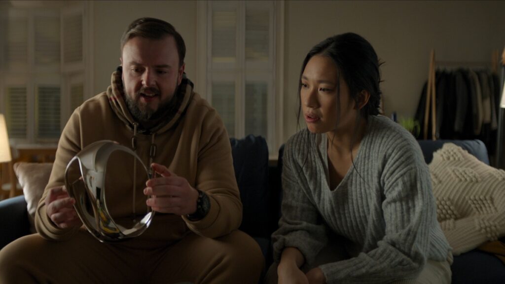 O Problema dos 3 Corpos ganhará mais episódio na Netflix John Bradley como Jack Rooney, Jess Hong como Jin Cheng em O Problema dos 3 Corpos (Divulgação / Netflix)