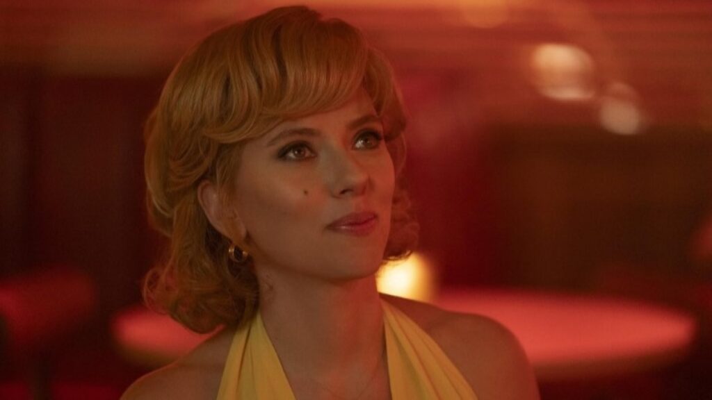 Scarlett Johansson diz que OpenAI copiou sua voz após recusar oferta Scarlett Johansson como Kelly Jones em Como Vender a Lua (Reprodução)