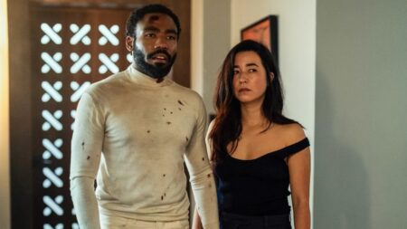 Donald Glover como John e Maya Erskine como Jane em Sr. e Sra. Smith (Reprodução / Prime Video)