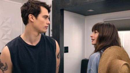 Anne Hathaway é sincera sobre voltar a fazer comédias românticas Nicholas Galitzine e Anne Hathaway em cena de Uma Ideia de Você (Reprodução / Prime Video)