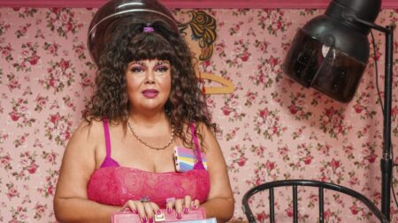 Fabiana Carla no episódio Batalha das Sobrancelhas da 2ª temporada de 5x Comédia (Divulgação / Prime Video)