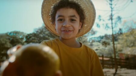 Chico Bento tem um ‘causo’ pra contar no trailer de seu primeiro filme Isaac Amendoim como Chico Bento em Chico Bento e a Goiabeira Maraviósa (Reprodução / Turma da Mônica)
