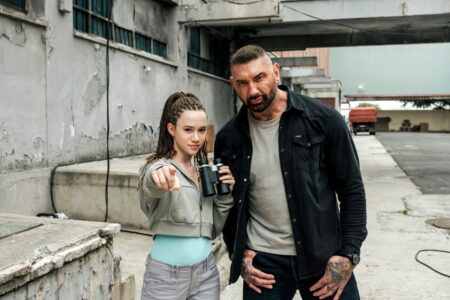 Chloe Coleman e Dave Bautista em Aprendiz de Espiã Na Cidade Eterna (Divulgação / Prime Video)