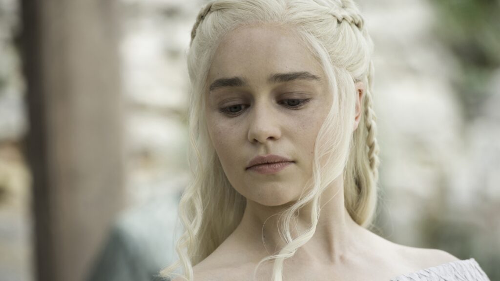 Emilia Clarke temia ser demitida de Game of Thrones por causa de aneurismas cerebrais Emilia Clarke com Daenerys Targaryen em Game of Thrones (Reprodução / HBO)