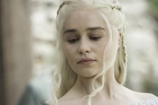 Emilia Clarke com Daenerys Targaryen em Game of Thrones (Reprodução / HBO)