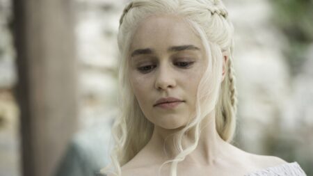 Emilia Clarke com Daenerys Targaryen em Game of Thrones (Reprodução / HBO)
