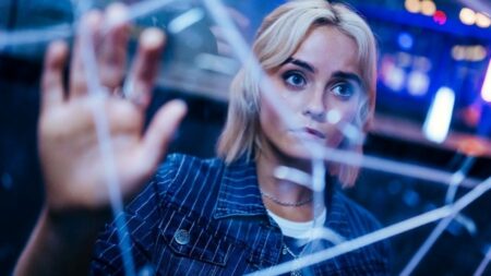 Millie Gibson como Ruby Sunday em Doctor Who (Reprodução / Disney+)