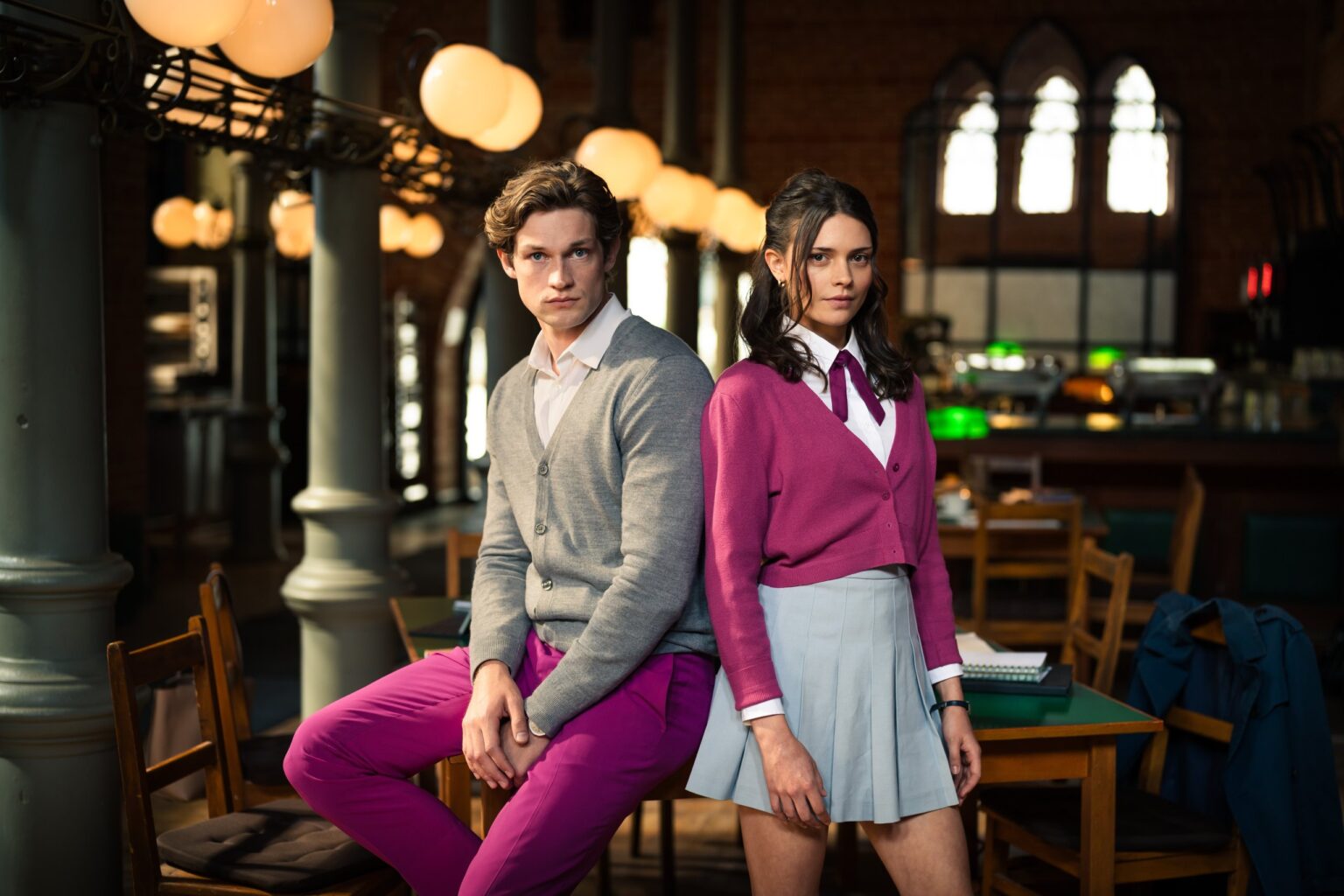 Prime Video anuncia começo das filmagens da 2ª temporada de Maxton Hall Harriet Herbig-Matten e Damian Hardung em Maxton Hall: Um Mundo Entre Nós (Divulgação / Prime Video)