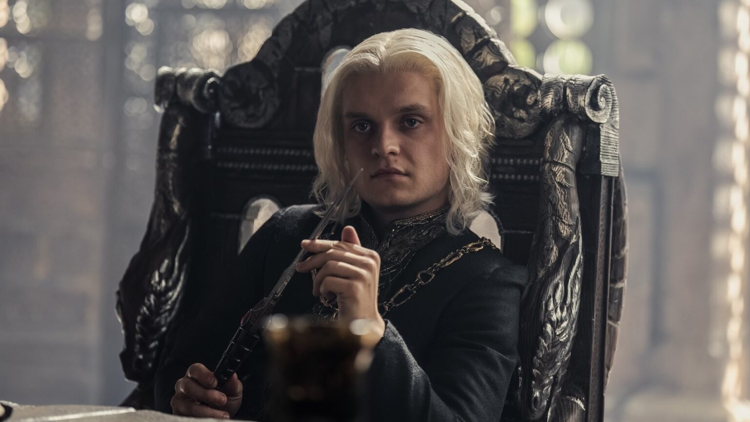 A Casa do Dragão: Como Aegon é diferente de Joffrey Tom Glynn-Carney como Principe Aegon Targaryen em A Casa do Dragão (Reprodução / HBO)