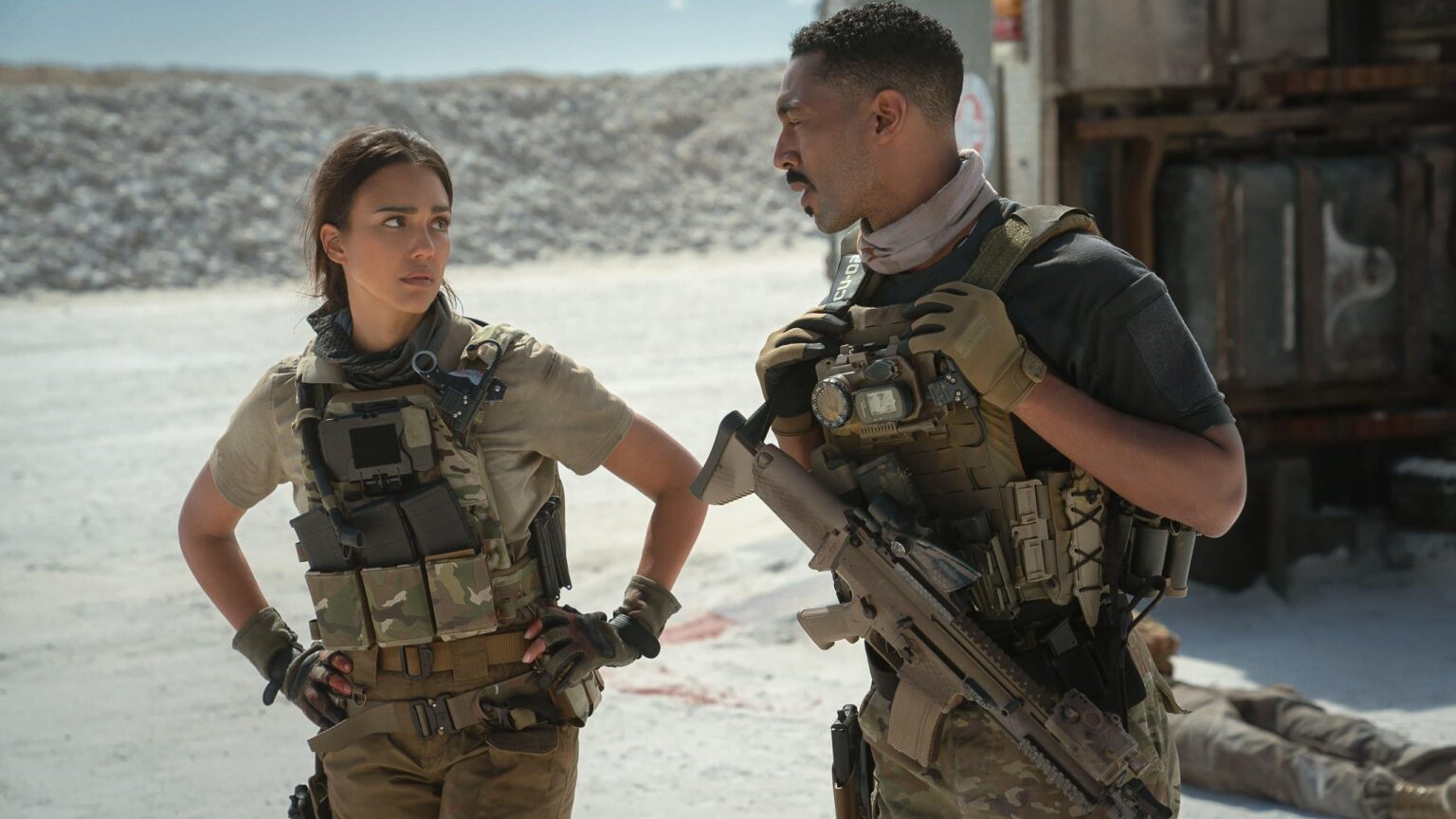 Jessica Alba estrela filme de ação na Netflix com Alerta de Risco Jessica Alba como Parker e Tone Bell como Spider em Alerta de Risco (Divulgação / Netflix)