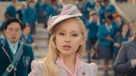 Ariana como Glinda em Wicked (Reprodução / Universal Pictures)