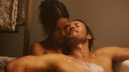 Glen Powell como Gary Johnson e Adria Arjona como Madison Masters em Assassino Por Acaso (Reprodução)
